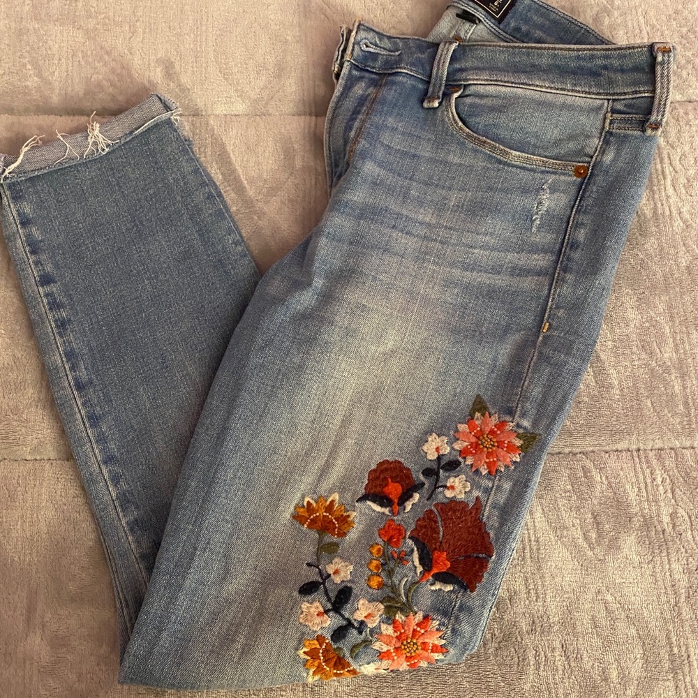 ABERCROMBIE & FITCH LIGHT FLORAL PATCHED JEANS